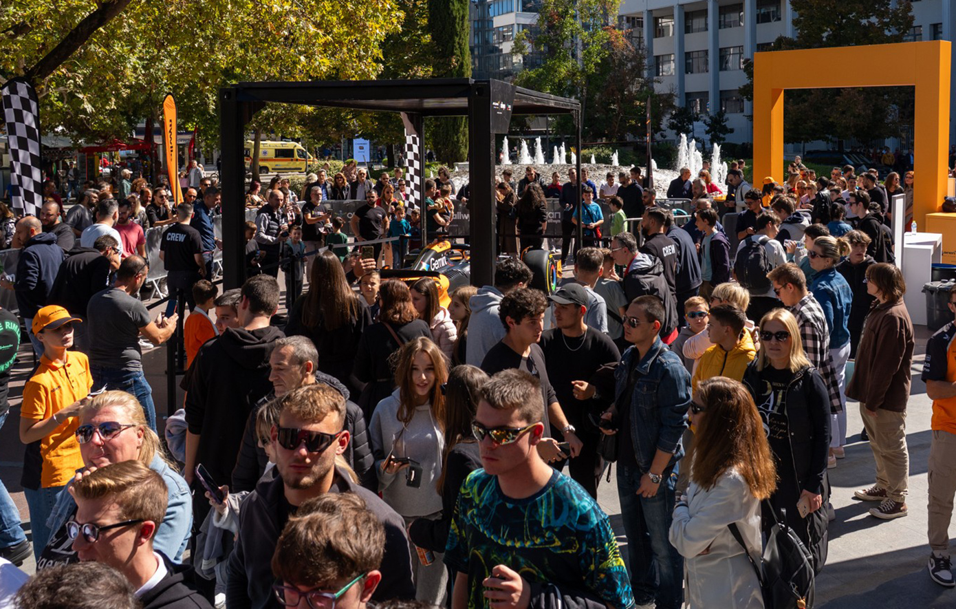 Η απόλυτη εμπειρία Formula 1 στην Πάτρα αυτή την Κυριακή – Η πλατεία Τριών Συμμάχων φιλοξενεί το showcar της McLaren F1 Team και προσομοιωτές F1 που ανεβάζουν την αδρεναλίνη στα ύψη