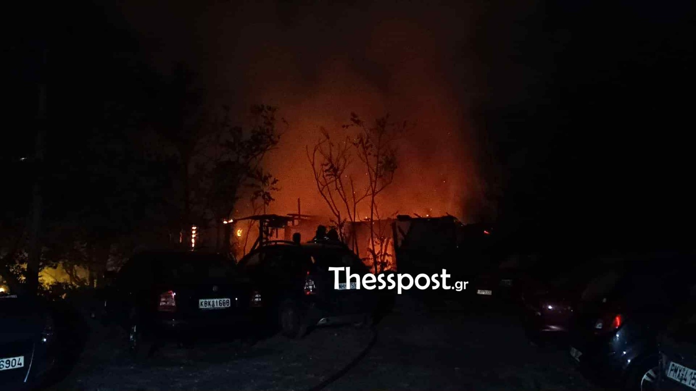 Αναστάτωση στο κέντρο της Θεσσαλονίκης από φωτιά σε παλιό κτίριο &#8211; «Παρέα ατόμων έριχναν πυροτεχνήματα»
