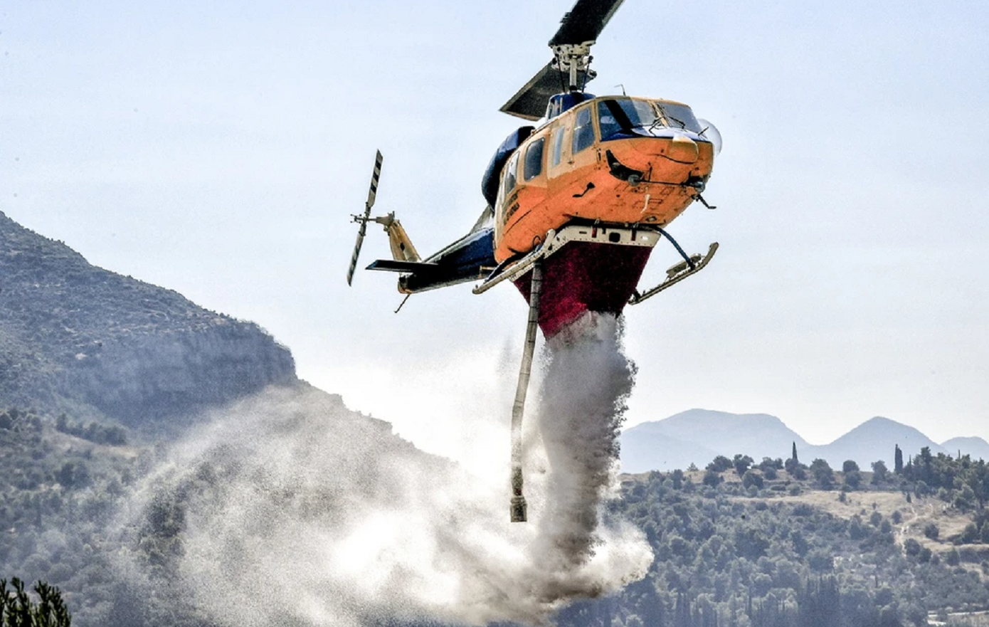 Φωτιά τώρα σε δασική έκταση στην παραλία Ζαράκων στην Εύβοια &#8211; Επιχειρούν εναέρια μέσα