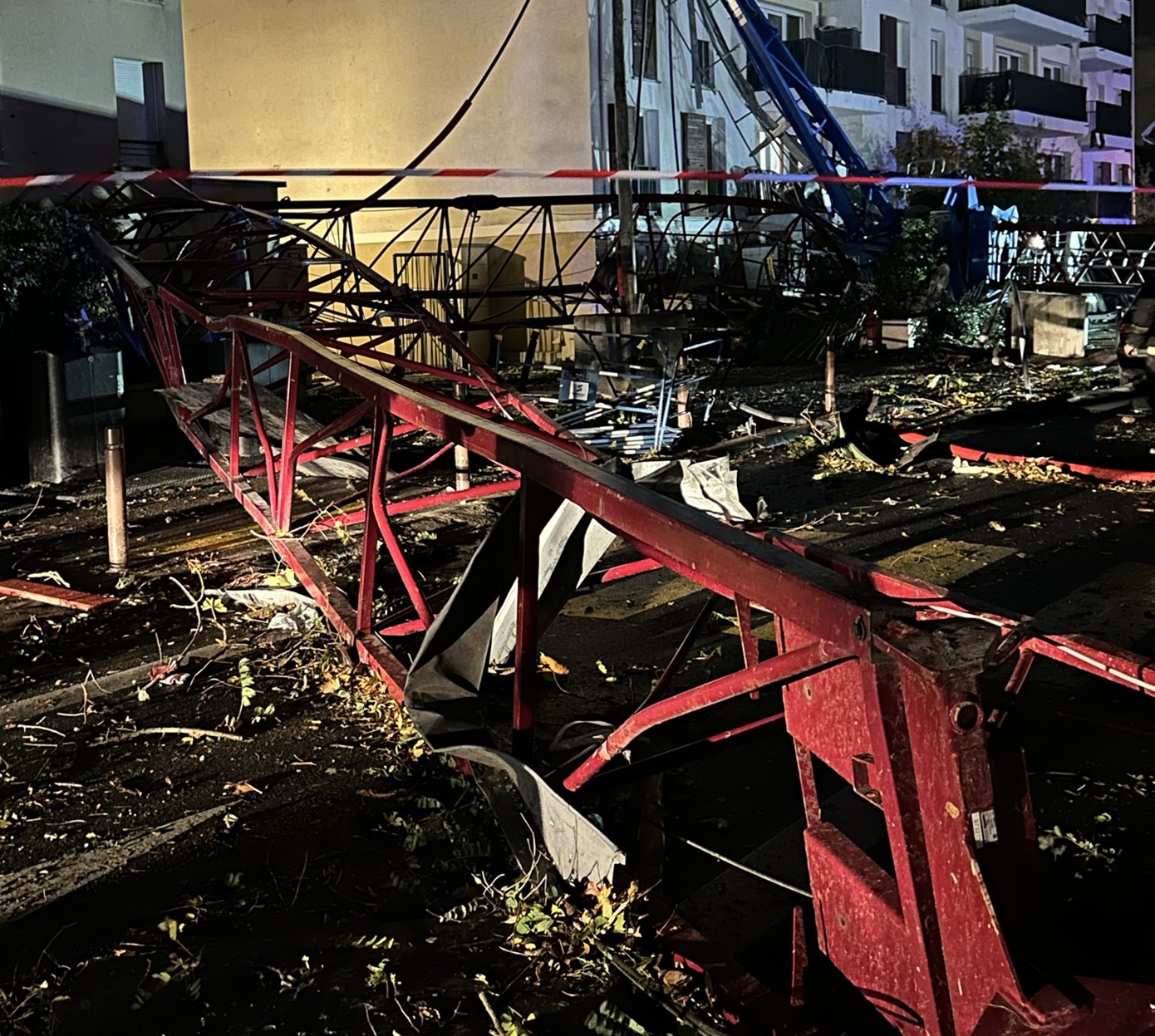Ένας νεκρός και πολλοί τραυματίες από ανεμοστρόβιλο στα βόρεια του Παρισιού