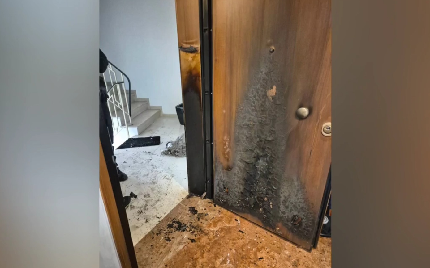 Εμπρηστική επίθεση στο γραφείο του Χάρη Θεοχάρη – «Πράξη φασιστική και επικίνδυνη», τονίζει η ΝΔ