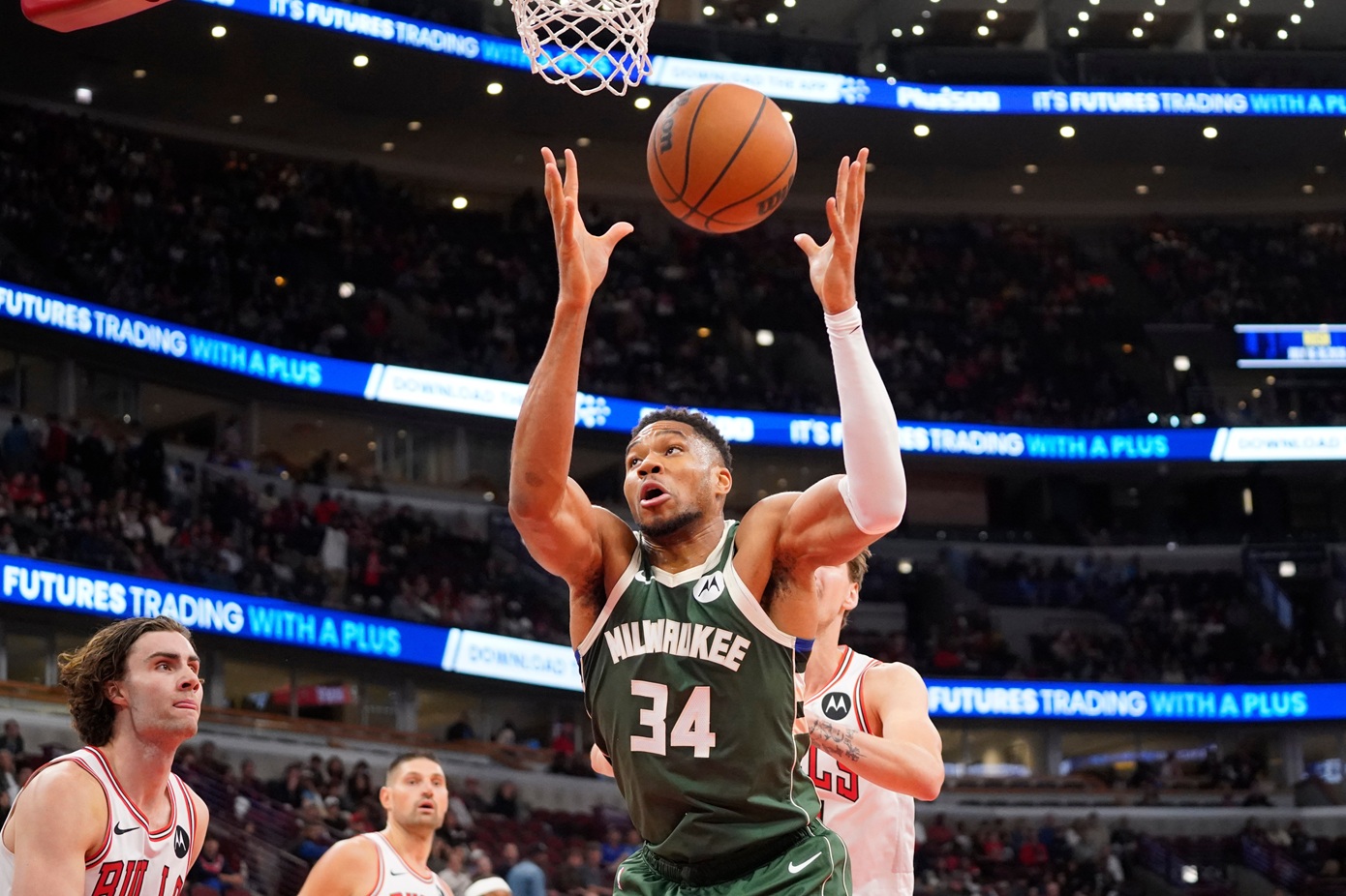 Double-double ο Giannis στην επιστροφή του, νίκη για τους Μπακς στο Σικάγο