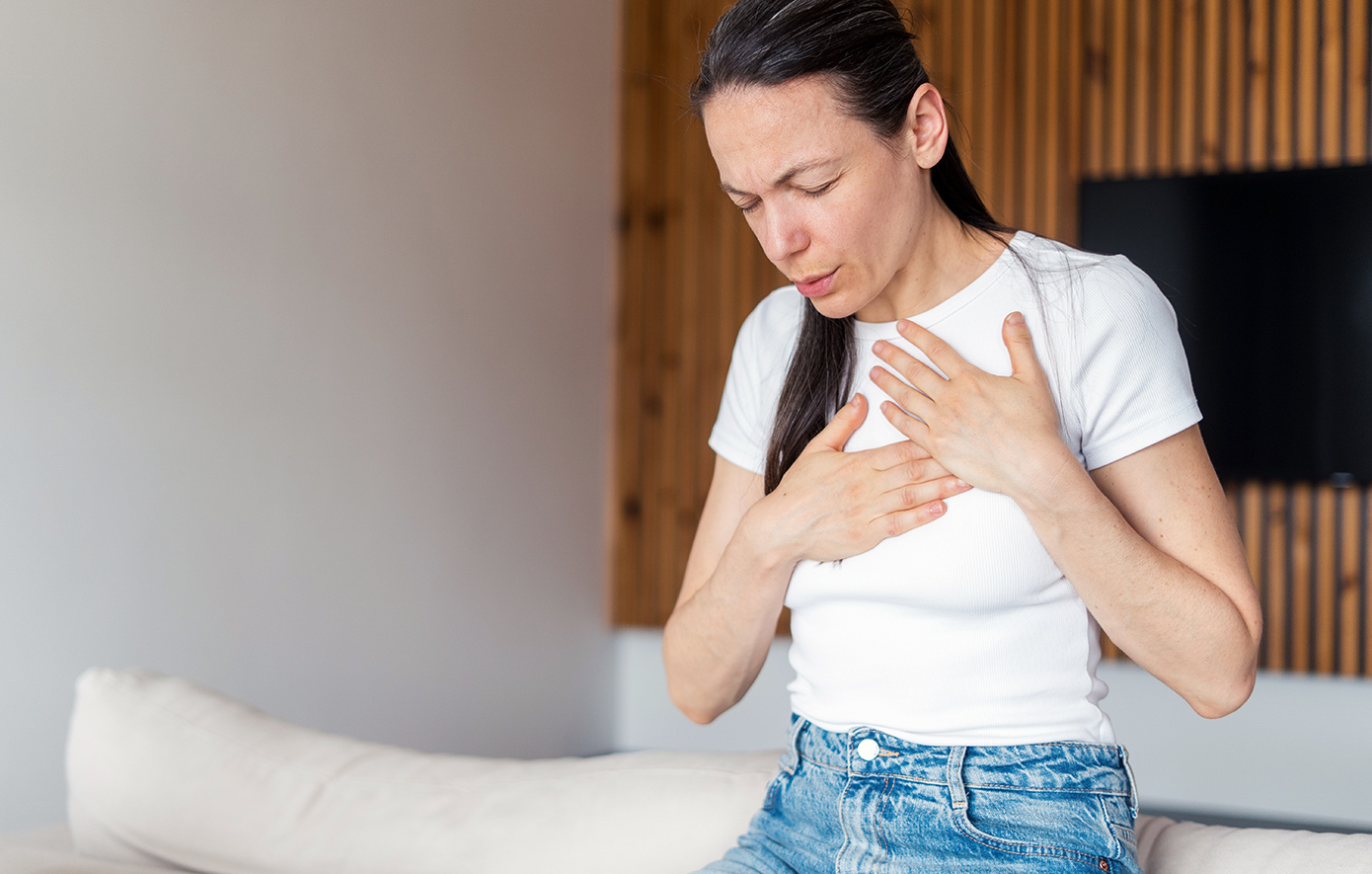 Πονάει το στήθος σας; Πότε είναι απλώς άγχος και πότε έμφραγμα – Οι διαφορές στα συμπτώματα