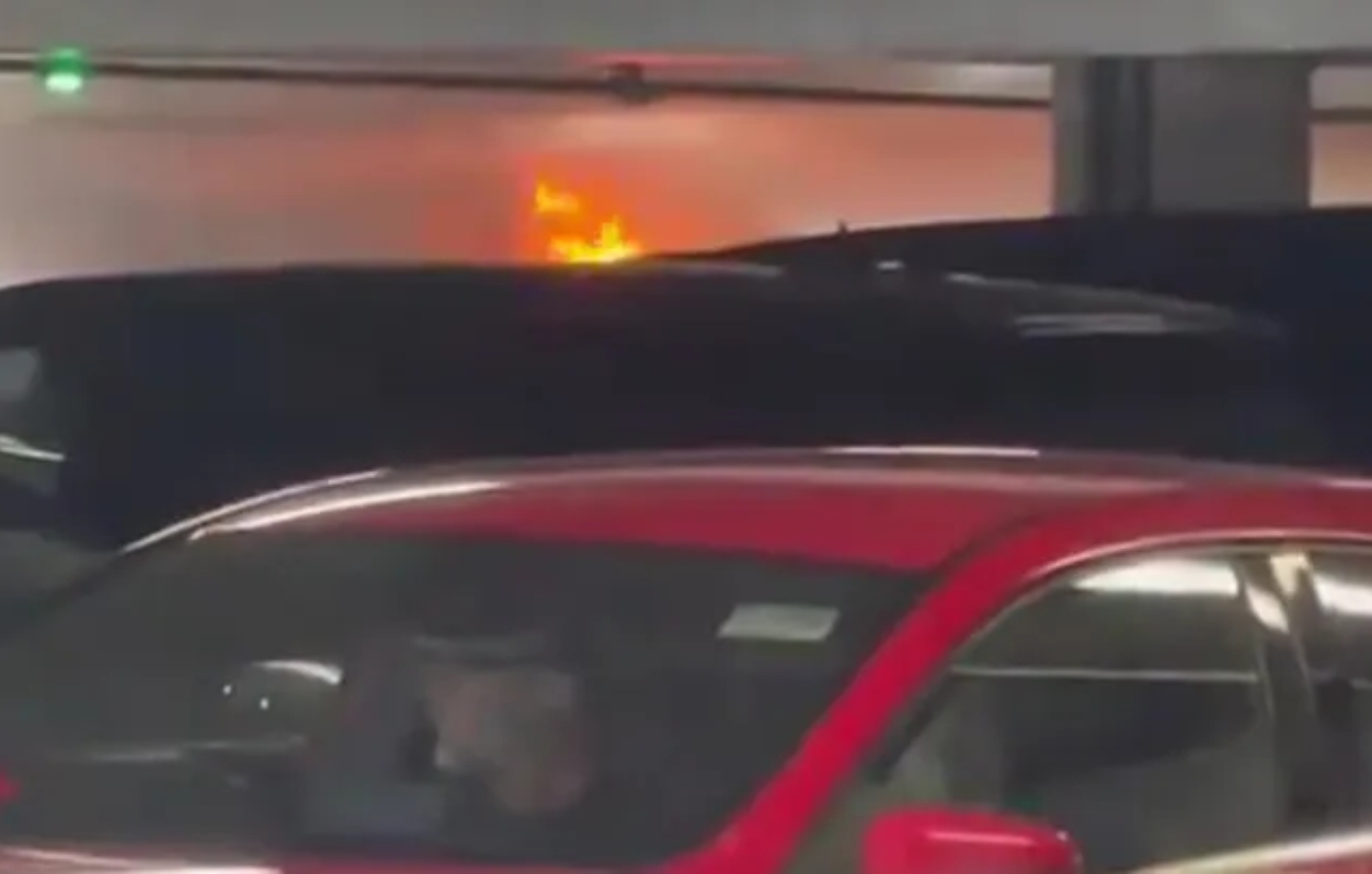 Φωτιά στο αεροδρόμιο Χίθροου μετά από ανάφλεξη οχήματος σε χώρο στάθμευσης