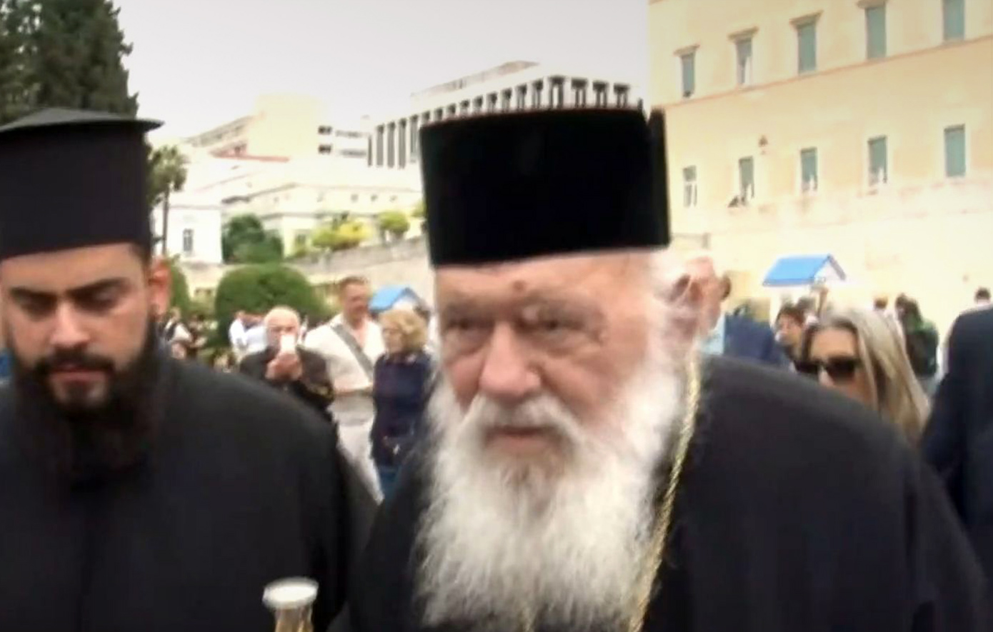 Ο αρχιεπίσκοπος Ιερώνυμος επισκέφτηκε τον Πάνο Ρούτσι στο Σύνταγμα: «Ένας άνθρωπος που υποφέρει»