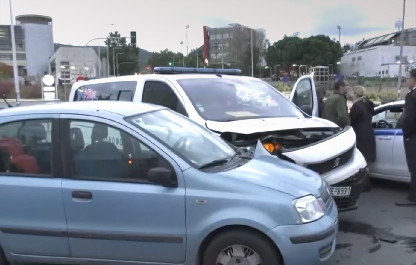 Ιδιωτικό ασθενοφόρο συγκρούστηκε με αυτοκίνητο δίπλα στο ΠΑΜΑΚ