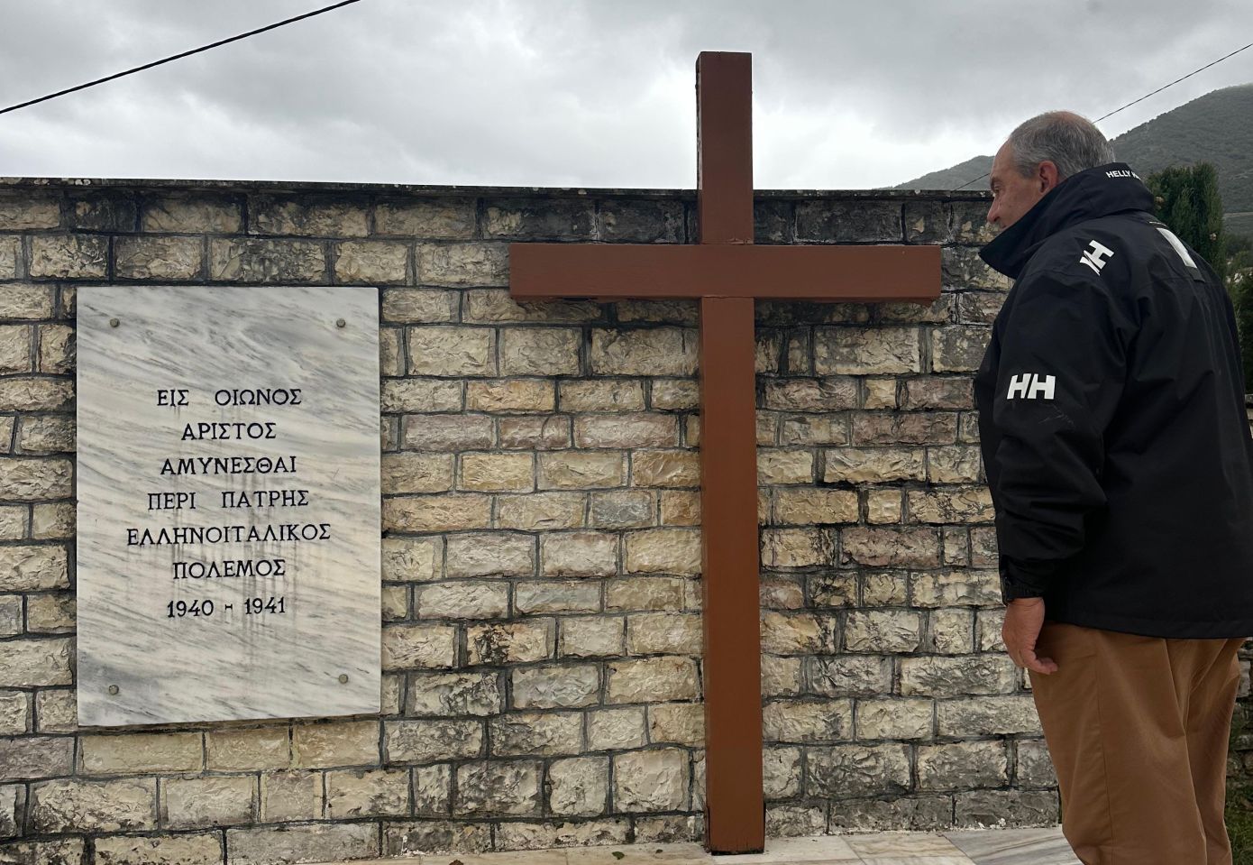 Ο Κώστας Καραμανλής στη Βόρεια Ήπειρο, απέτισε φόρο τιμής σε μνημεία πεσόντων Ελλήνων στρατιωτών
