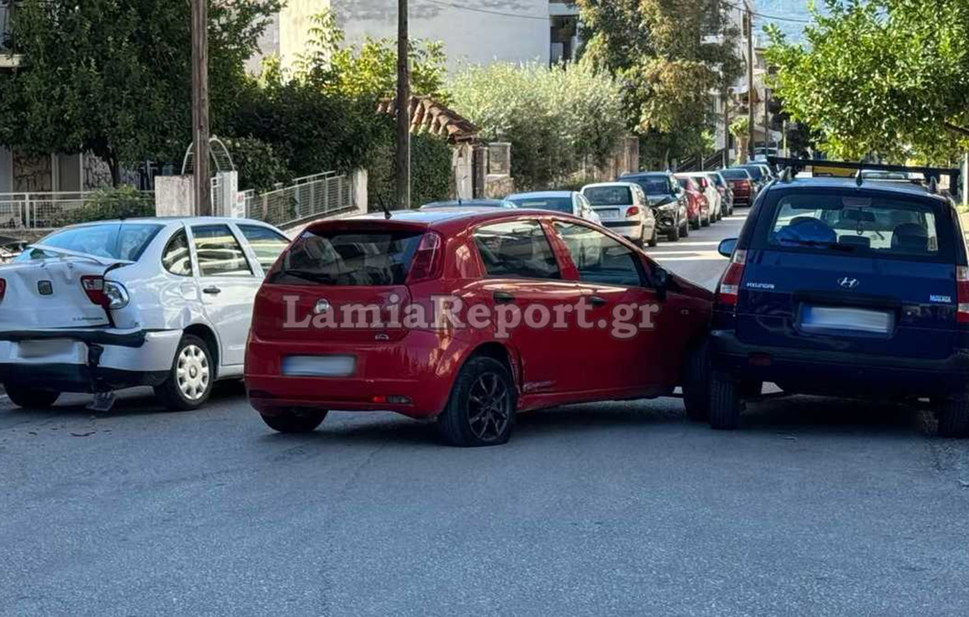 Διπλή καραμπόλα με τέσσερα εμπλεκόμενα αυτοκίνητα σε διασταύρωση στη Λαμία