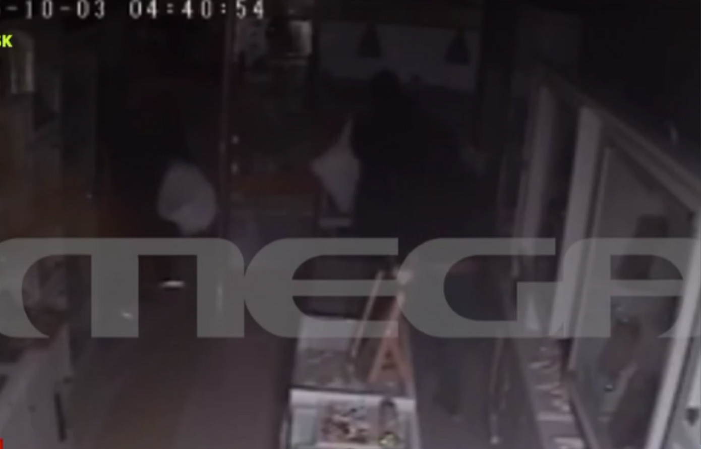 Βίντεο με τη ληστεία σε κοσμηματοπωλείο στην Αμαλιάδα &#8211; Σε ένα λεπτό «σήκωσαν» τα κοσμήματα