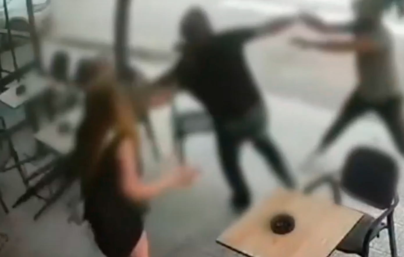 Σοκαριστικό βίντεο με ξυλοδαρμό 52χρονου  έξω από μπαρ στο Ναύπλιο – Κατέληξε μετά από μήνες νοσηλείας