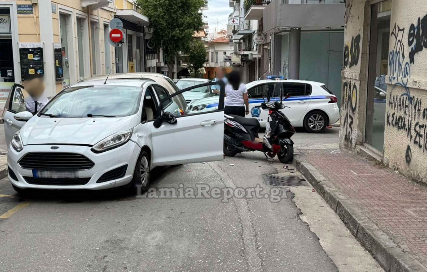 Τροχαίο στο κέντρο της Λαμίας &#8211; Το μηχανάκι διανομέα συγκρούστηκε με αυτοκίνητο