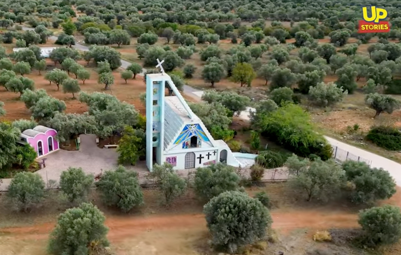 «Μαρία της Παιανίας»: Η αληθινή ιστορία πίσω από το μικρό γαλάζιο κτίσμα στο νέο βίντεο της UP STORIES
