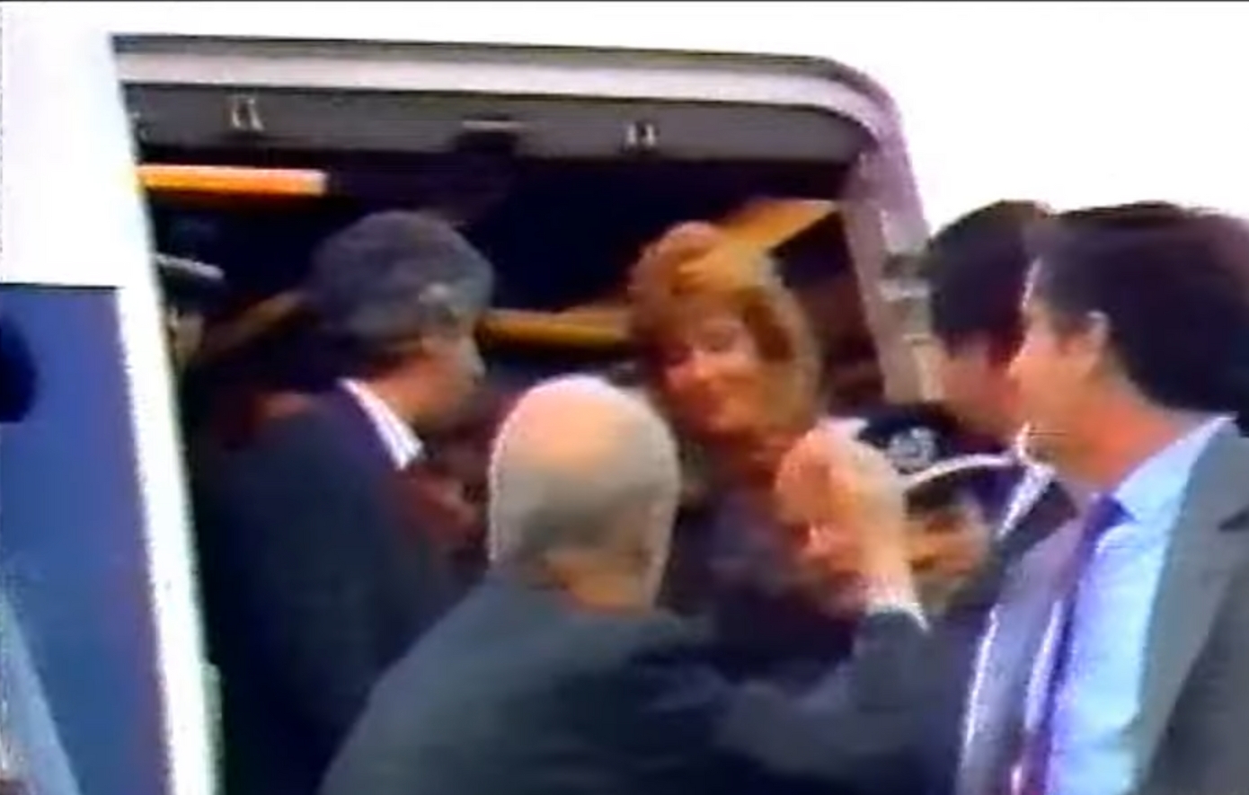 Σαν σήμερα 22 Οκτωβρίου: Το νεύμα που έγραψε ιστορία – Η δημοσιοποίηση της σχέσης του Ανδρέα Παπανδρέου με τη Δήμητρα Λιάνη