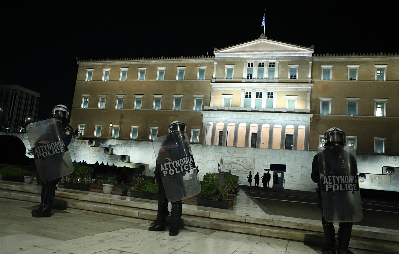 Τοποθετήθηκαν ΜΑΤ μπροστά από το Μνημείο του Άγνωστου Στρατιώτη λόγω πορείας στο κέντρο
