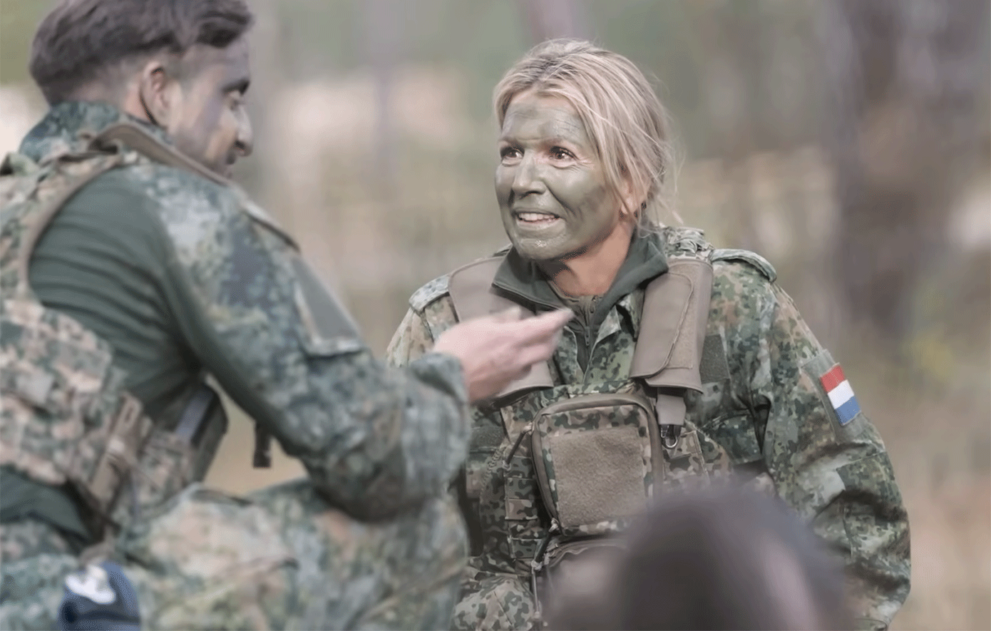 Με φούμο και στρατιωτική παραλλαγή η βασίλισσα Μάξιμα της Ολλανδίας – Δείτε βίντεο και φωτογραφίες