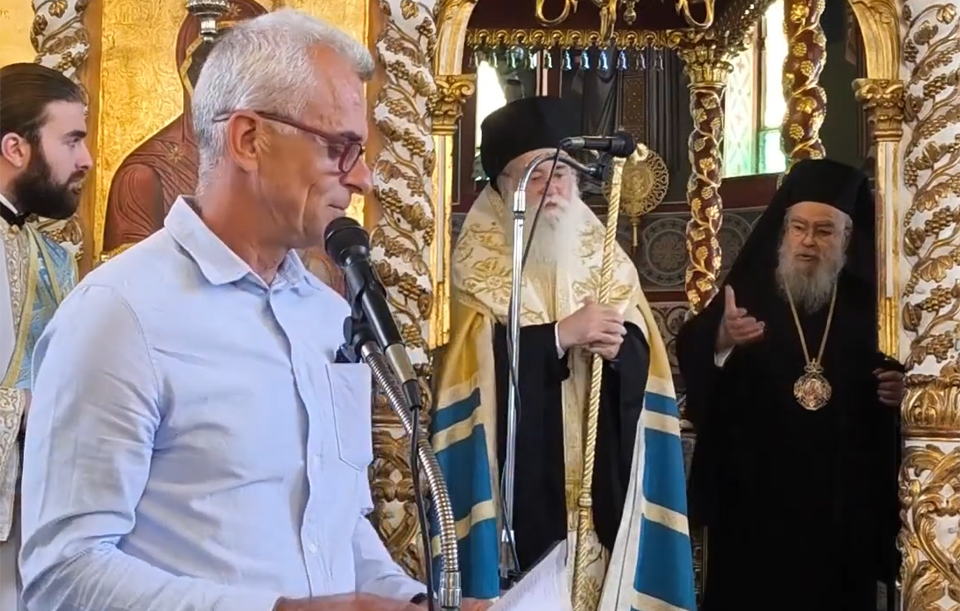 Μητροπολίτης επέπληξε διευθυντή σχολείου για την αμφίεσή του στην εκκλησία &#8211; Τι απάντησε ο εκπαιδευτικός
