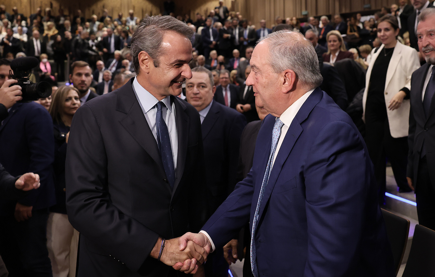 Χειραψία Μητσοτάκη &#8211; Καραμανλή στην παρουσίαση του βιβλίου του Στυλιανίδη: Δείτε φωτογραφίες