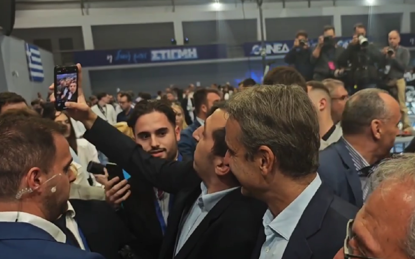 Δεκάδες selfies για τον Κυριάκο Μητσοτάκη στο συνέδριο της ΟΝΝΕΔ