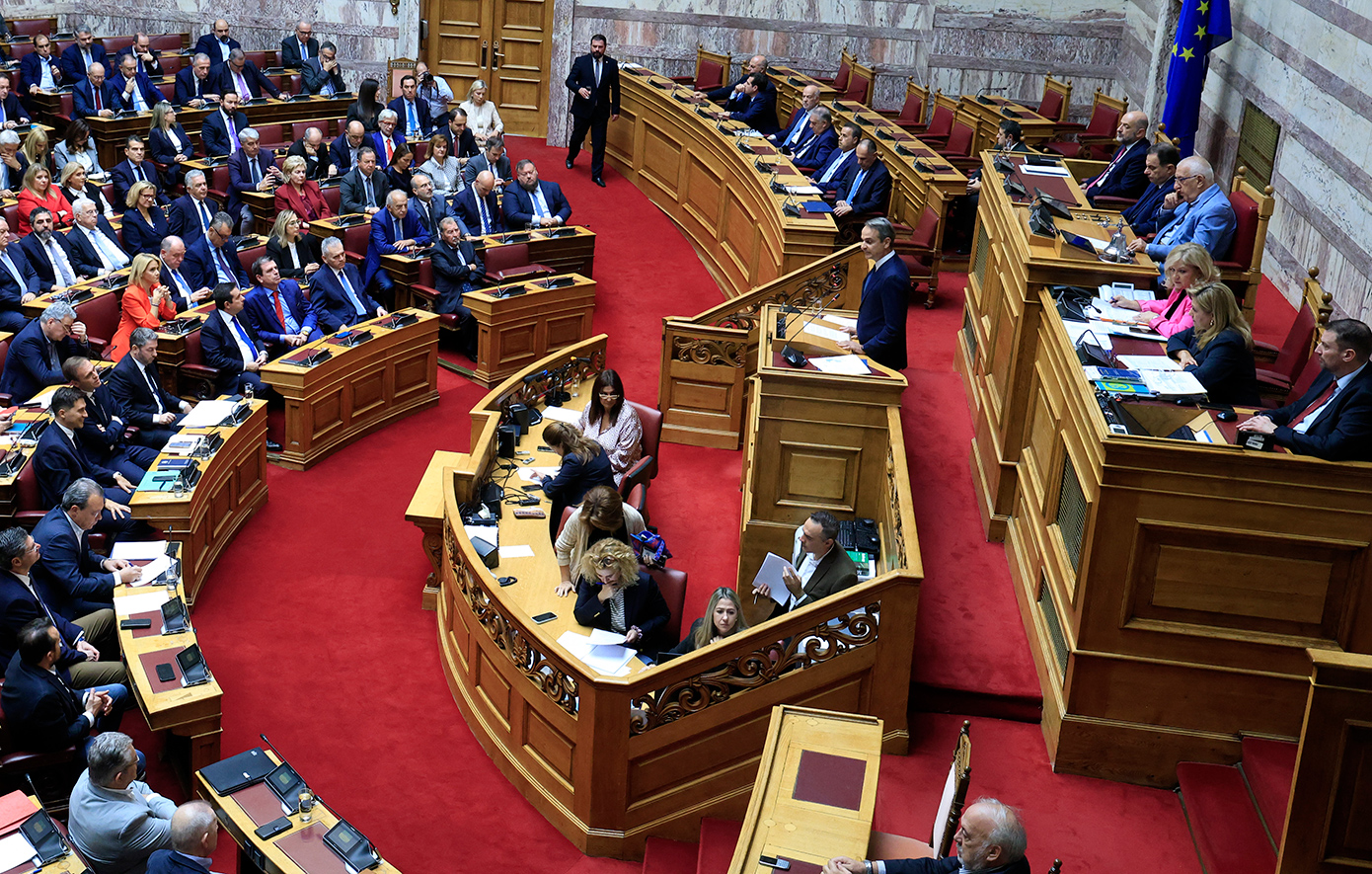 Σύγκρουση κορυφής εννέα ωρών για τα εθνικά θέματα στη Βουλή: Τα μηνύματα Μητσοτάκη και τα πυρά από την αντιπολίτευση