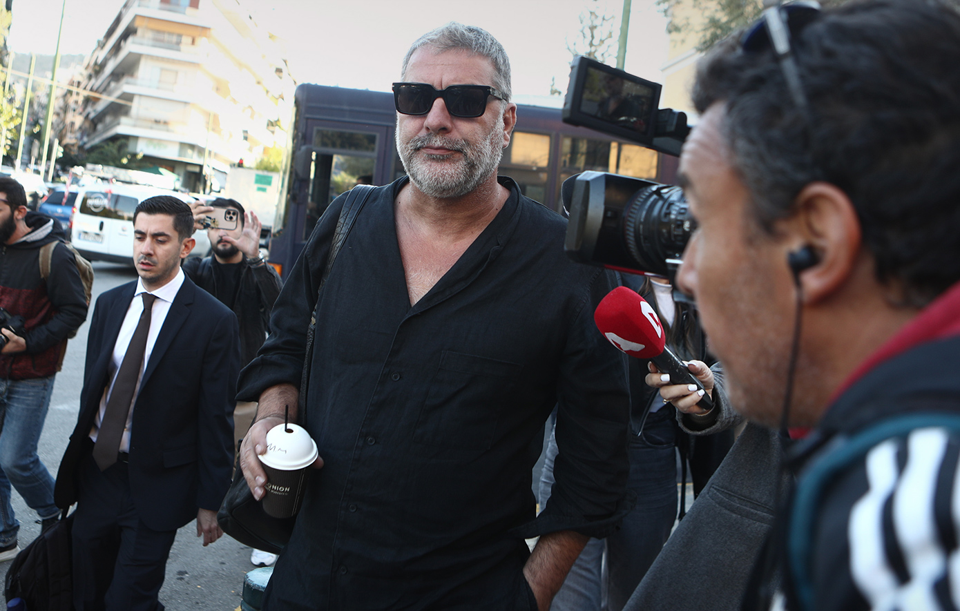 Στην Ευελπίδων ο Βασίλης Μπισμπίκης για το τροχαίο στη Φιλοθέη &#8211; Δεν ήθελε να κάνει δηλώσεις στις κάμερες