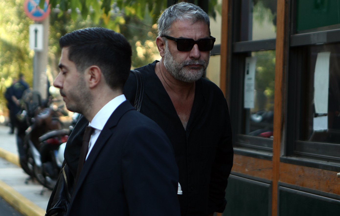 Bασίλης Μπισμπίκης: Η συνομιλία που είχε με τους καταγγέλλοντες έξω από τα δικαστήρια 