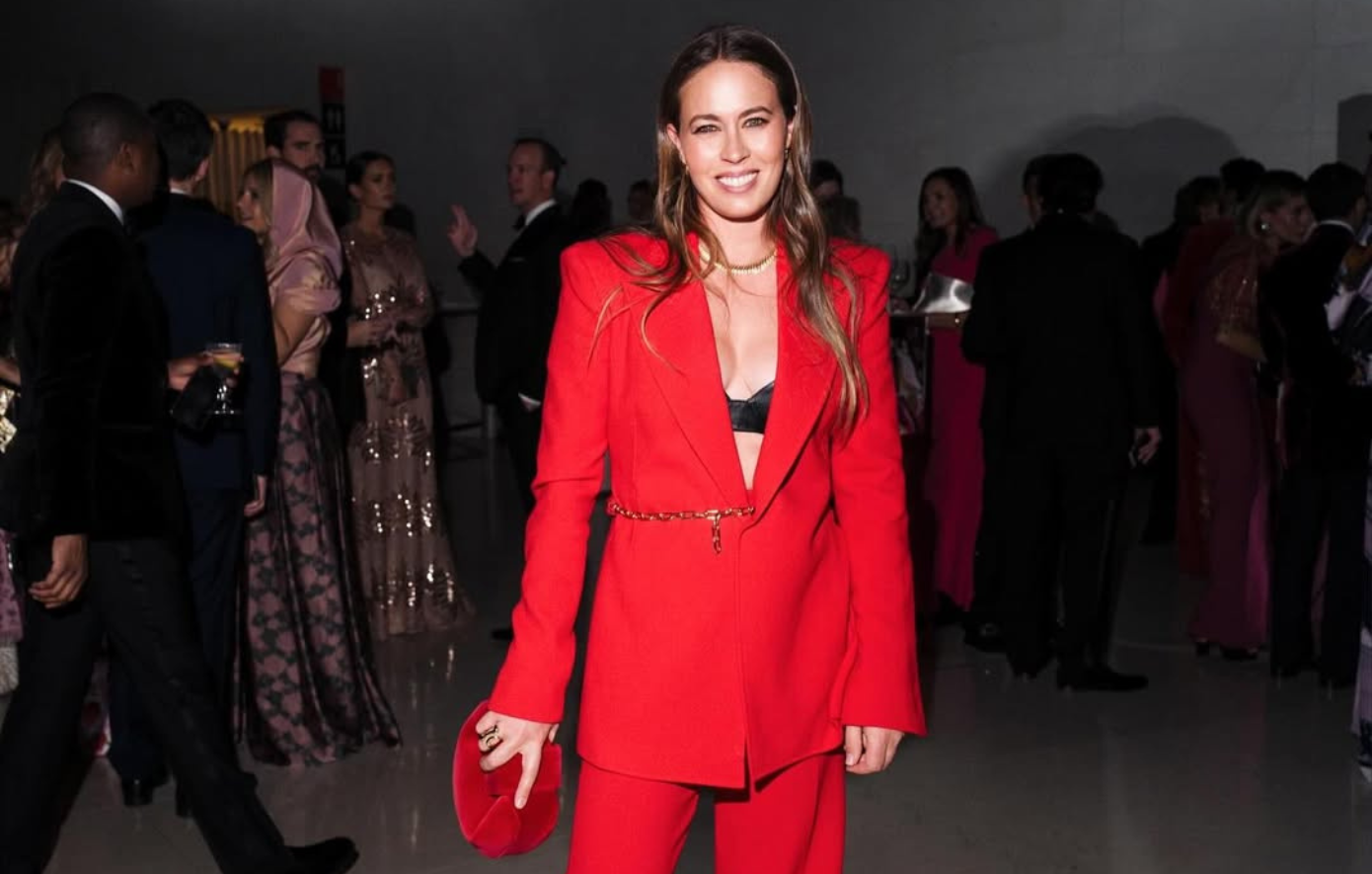 Κομψή και τολμηρή: Η Νίνα Φλορ με total red look που κέντρισε τα βλέμματα