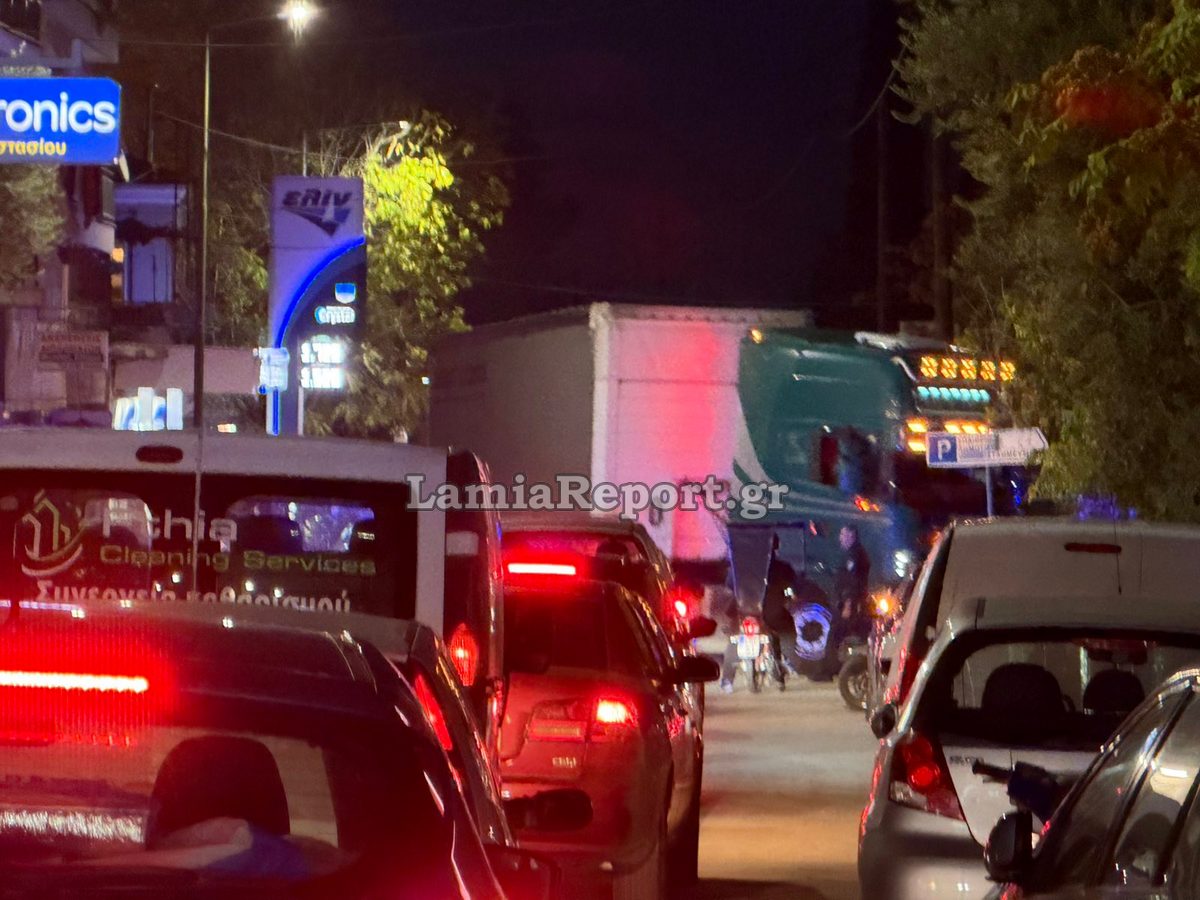 Νταλίκα προκάλεσε μπλακ άουτ στο κέντρο της Λαμίας &#8211; Χρειάστηκε η επέμβαση της αστυνομίας