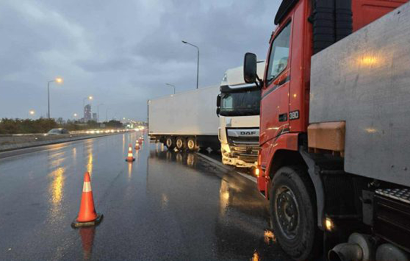 Νταλίκα δίπλωσε στο Δερβένι- Έκλεισε η δεξιά λωρίδα κυκλοφορίας