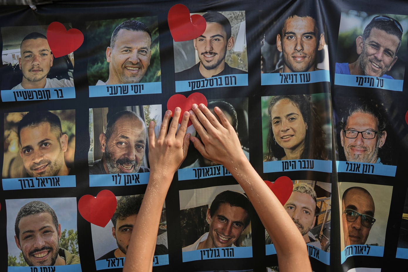 Τέσσερα φέρετρα με λείψανα ομήρων παραδόθηκαν στον ισραηλινό στρατό από την Χαμάς