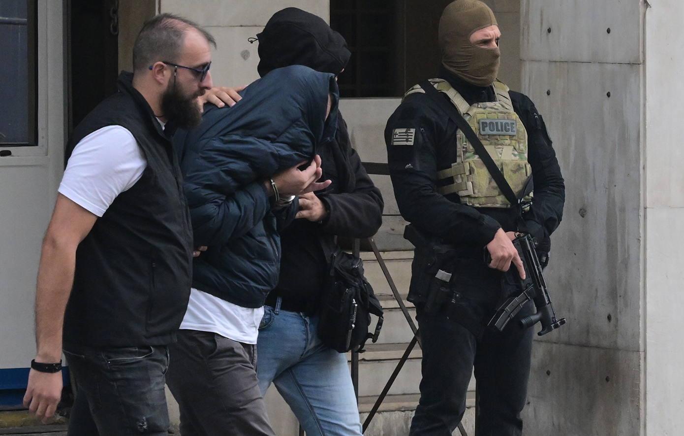 Με κουκούλες και μπουφάν στα πρόσωπα βγήκαν από τη ΓΑΔΑ οι συλληφθέντες για την υπόθεση ΟΠΕΚΕΠΕ &#8211; Μεταφέρθηκαν στην Ευρωπαϊκή Εισαγγελία