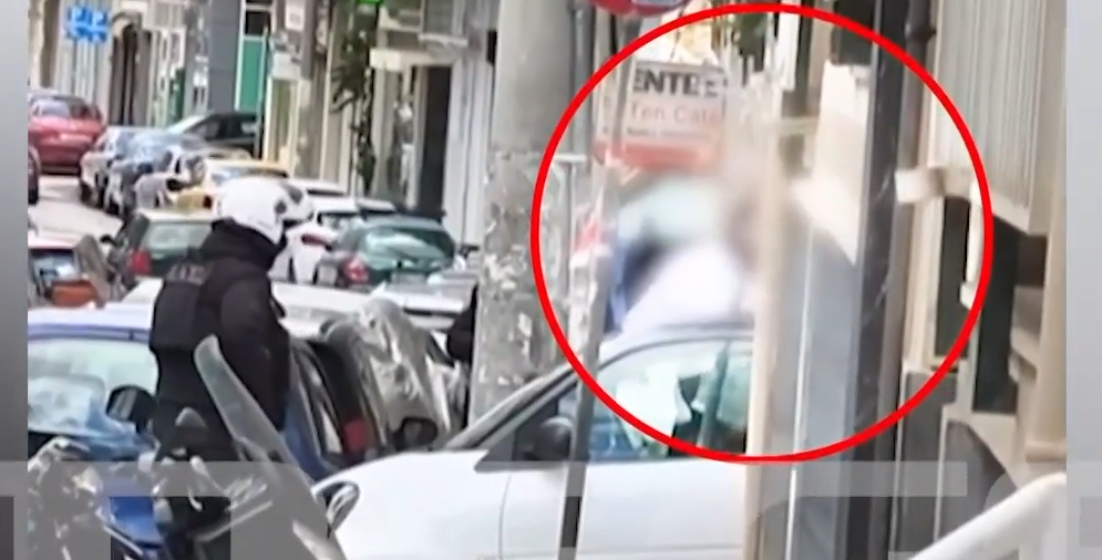 Η στιγμή της σύλληψης του 43χρονου που επιτέθηκε με πιρούνι στην έγκυο σύζυγο του &#8211; Έπινε και κάπνιζε για ώρες