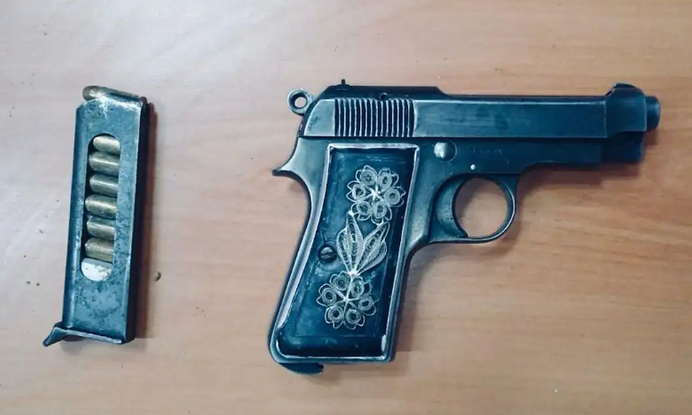 Αυτό είναι το πιστόλι με τον γεμιστήρα και τις 8 σφαίρες που βρέθηκε θαμμένο στο προαύλιο των φυλακών Κορυδαλλού
