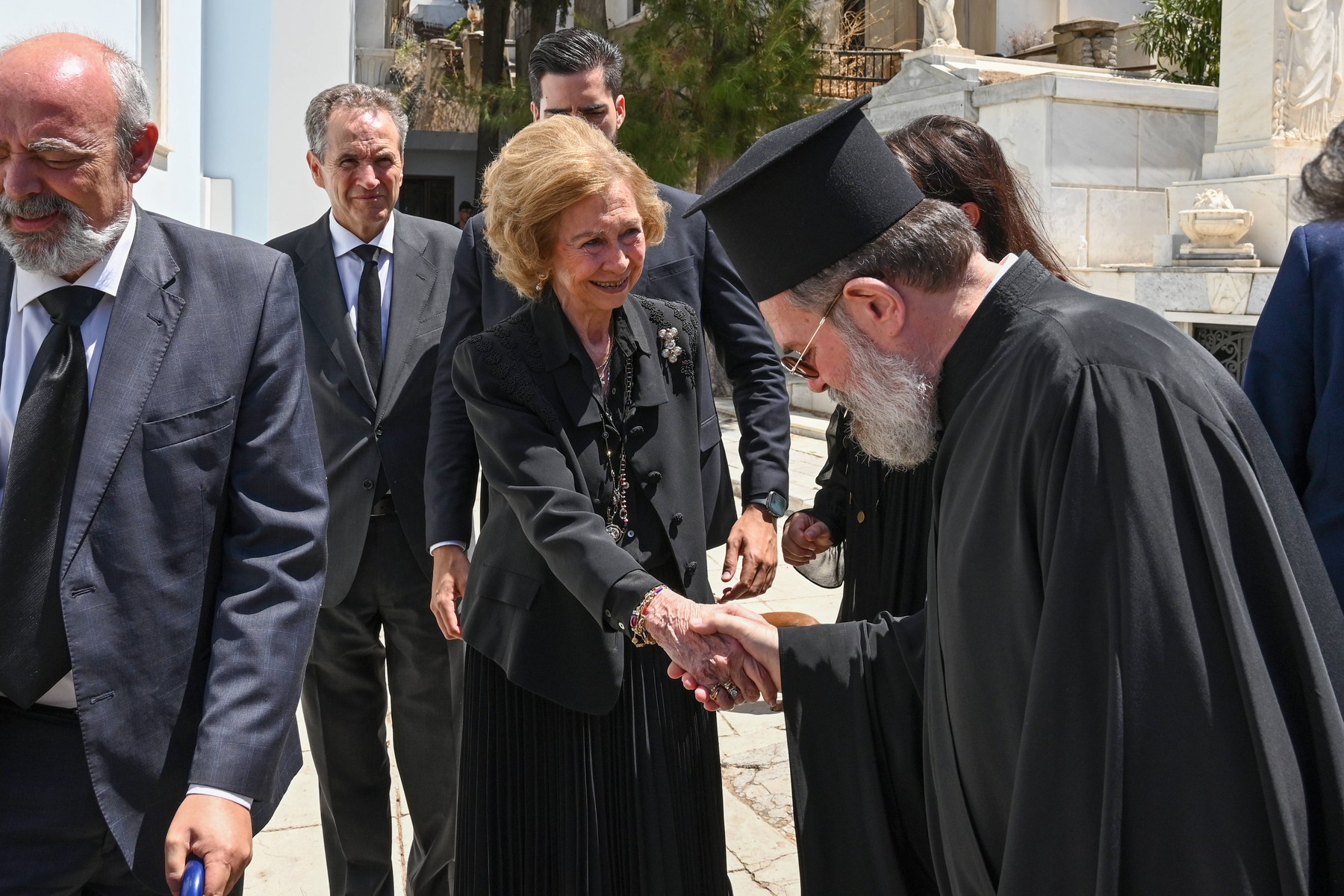 Ο μυστικιστικός κόσμος της Βασίλισσας Σοφίας: Θαύματα, χάντρες για το μάτι και UFO
