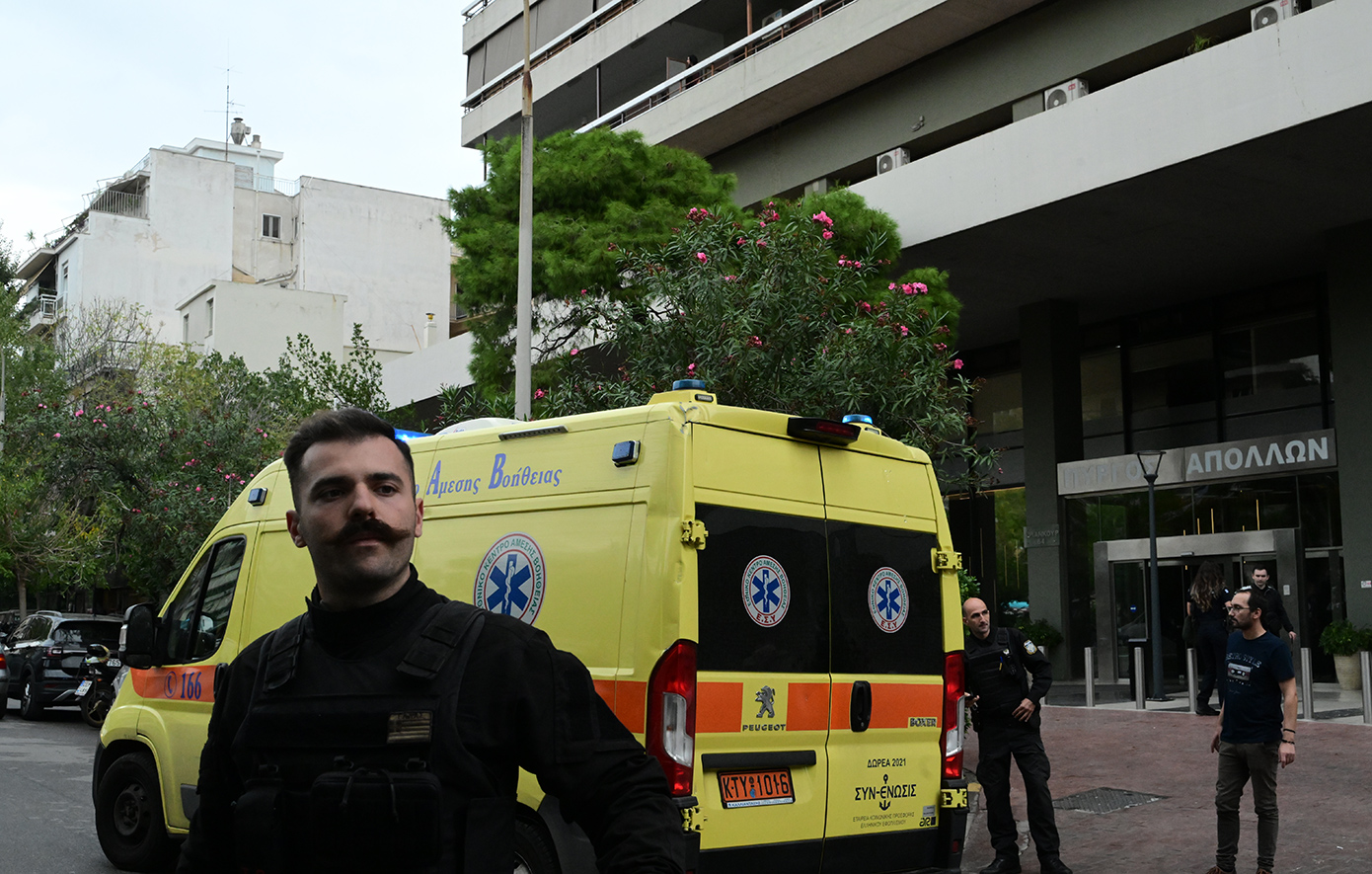 Ο άνδρας έπινε μόνος του καφέ όταν δέχτηκε ένα τηλεφώνημα, μίλησε για λίγο και στη συνέχεια σηκώθηκε και πήδηξε από τον 24ο όροφο Ο άνδρας έπινε μόνος του καφέ όταν δέχτηκε ένα τηλεφώνημα, μίλησε για λίγο και στη συνέχεια σηκώθηκε και πήδηξε από τον 24ο όροφο