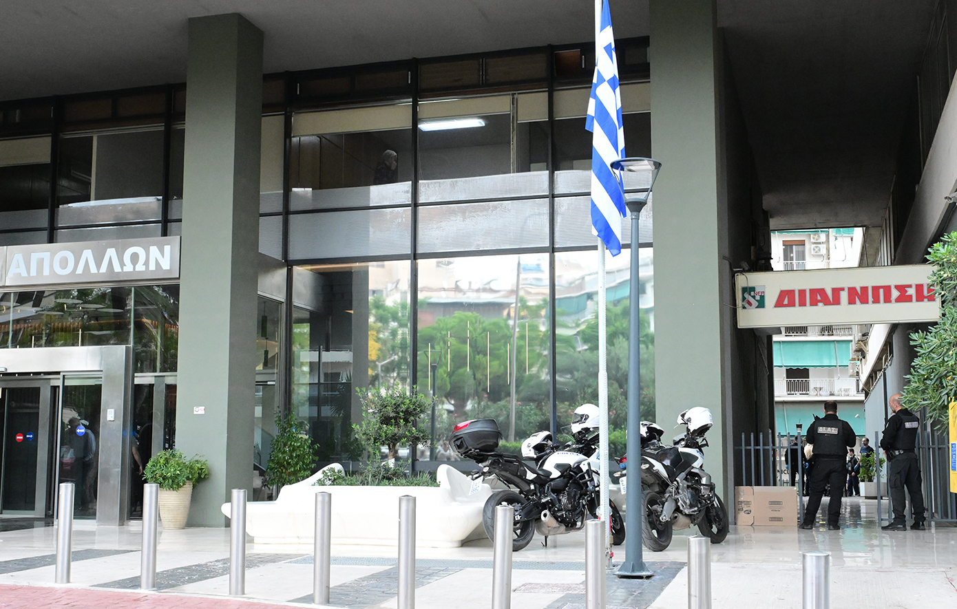 Ο άνδρας έπινε μόνος του καφέ όταν δέχτηκε ένα τηλεφώνημα, μίλησε για λίγο και στη συνέχεια σηκώθηκε και πήδηξε από τον 24ο όροφο Ο άνδρας έπινε μόνος του καφέ όταν δέχτηκε ένα τηλεφώνημα, μίλησε για λίγο και στη συνέχεια σηκώθηκε και πήδηξε από τον 24ο όροφο