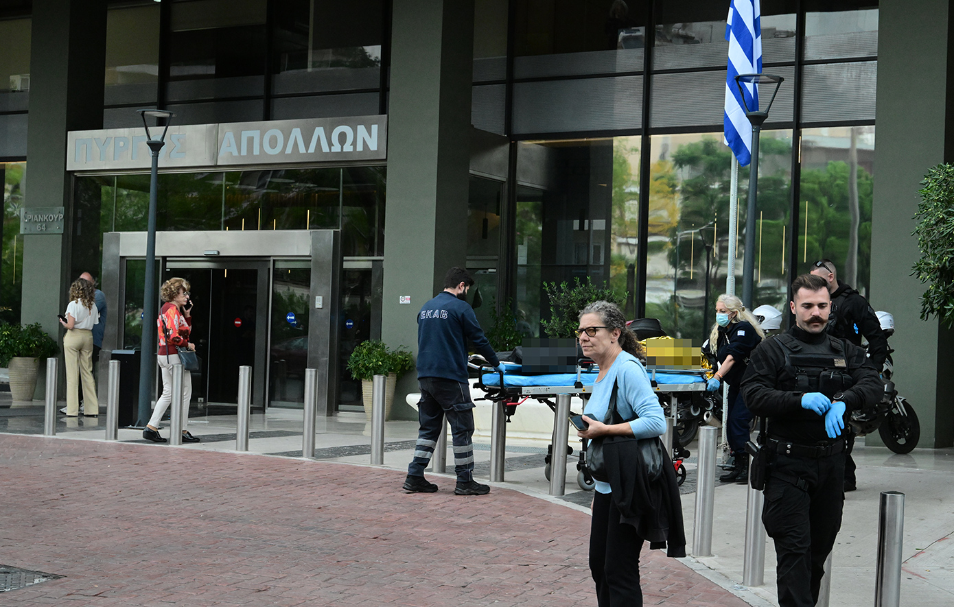 Ο άνδρας έπινε μόνος του καφέ όταν δέχτηκε ένα τηλεφώνημα, μίλησε για λίγο και στη συνέχεια σηκώθηκε και πήδηξε από τον 24ο όροφο Ο άνδρας έπινε μόνος του καφέ όταν δέχτηκε ένα τηλεφώνημα, μίλησε για λίγο και στη συνέχεια σηκώθηκε και πήδηξε από τον 24ο όροφο