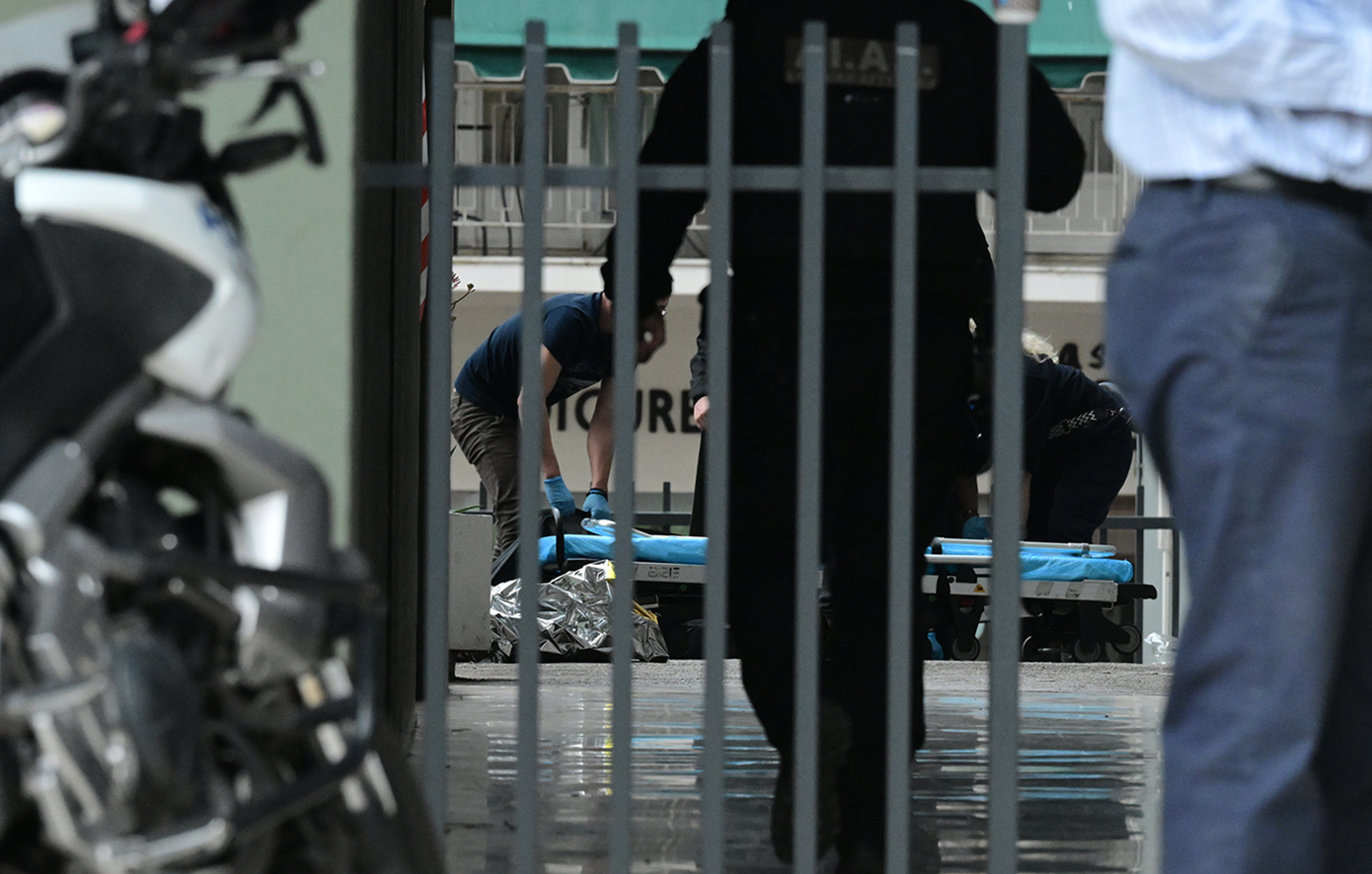 Ο άνδρας έπινε μόνος του καφέ όταν δέχτηκε ένα τηλεφώνημα, μίλησε για λίγο και στη συνέχεια σηκώθηκε και πήδηξε από τον 24ο όροφο Ο άνδρας έπινε μόνος του καφέ όταν δέχτηκε ένα τηλεφώνημα, μίλησε για λίγο και στη συνέχεια σηκώθηκε και πήδηξε από τον 24ο όροφο