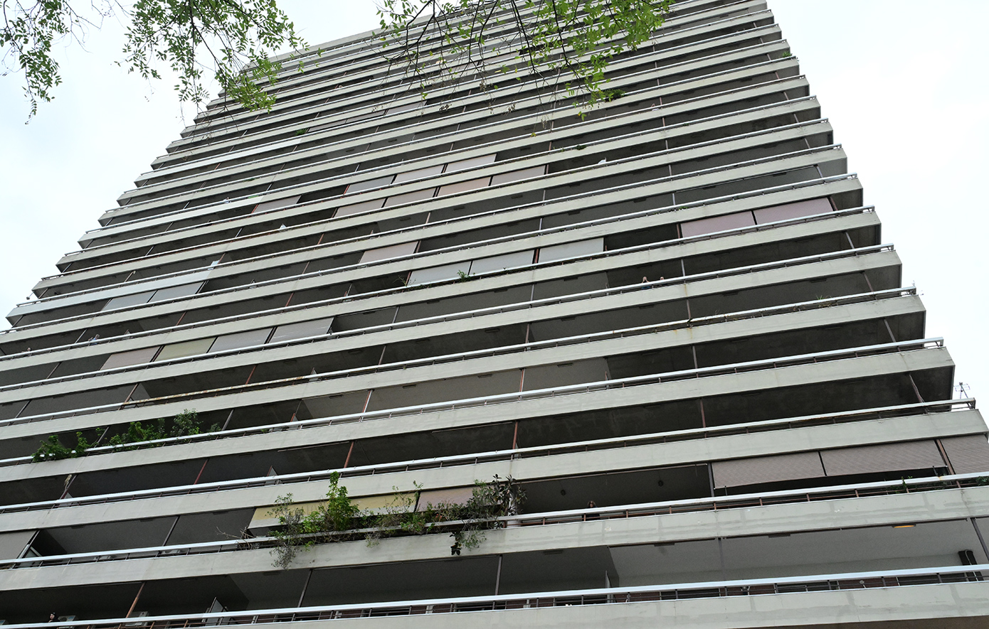 Ο άνδρας έπινε μόνος του καφέ όταν δέχτηκε ένα τηλεφώνημα, μίλησε για λίγο και στη συνέχεια σηκώθηκε και πήδηξε από τον 24ο όροφο Ο άνδρας έπινε μόνος του καφέ όταν δέχτηκε ένα τηλεφώνημα, μίλησε για λίγο και στη συνέχεια σηκώθηκε και πήδηξε από τον 24ο όροφο