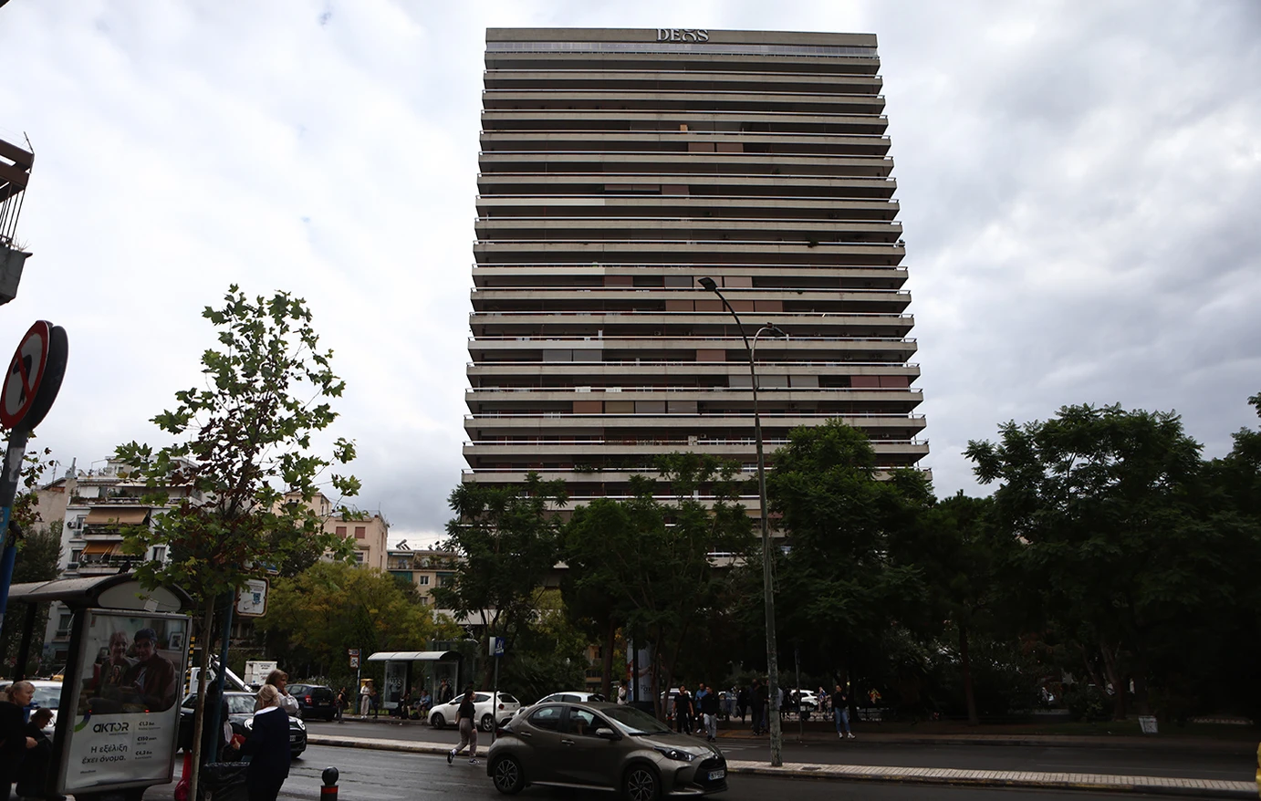 Τι ξέρουμε για την τραγωδία στον Πύργο Απόλλων: Ήπιε καφέ, ανέβηκε σε καναπέ και βούτηξε στο κενό ο 44χρονος