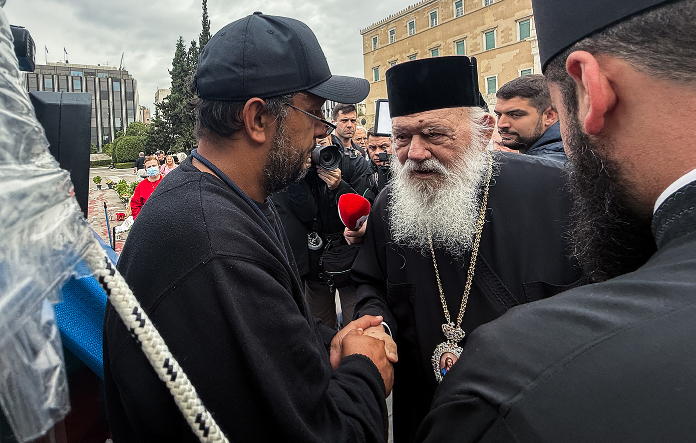 Ο αρχιεπίσκοπος Ιερώνυμος επισκέφτηκε τον Πάνο Ρούτσι στο Σύνταγμα: «Ένας άνθρωπος που υποφέρει»