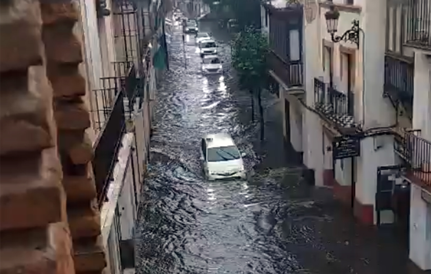 Σε ποτάμια μετατράπηκαν οι δρόμοι στην Ουέλβα και τη Σεβίλλη από τις καταρρακτώδεις βροχές &#8211; Δείτε βίντεο