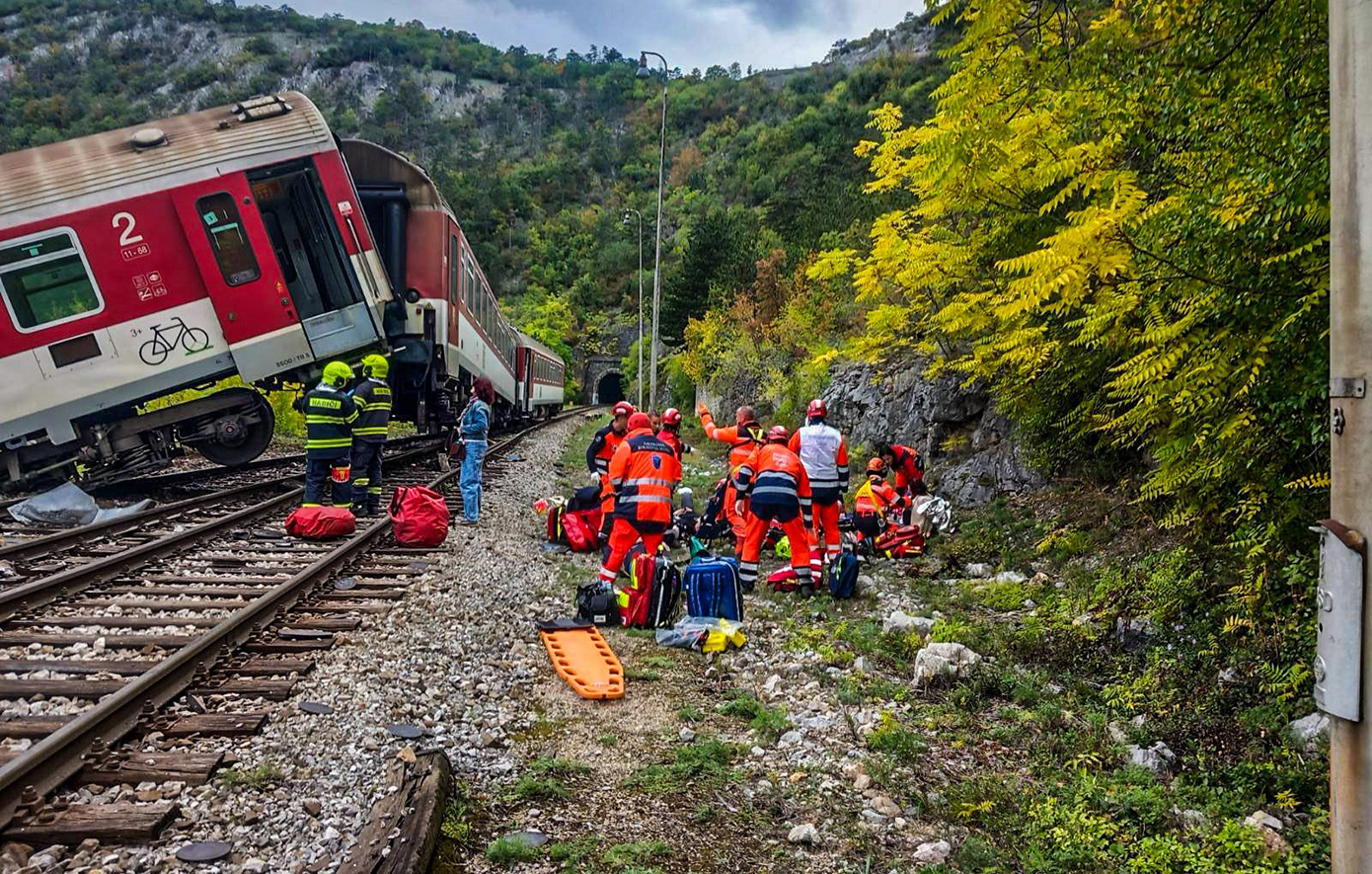 Μετωπική σύγκρουση τρένων στη Σλοβακία – Τουλάχιστον 20 τραυματίες