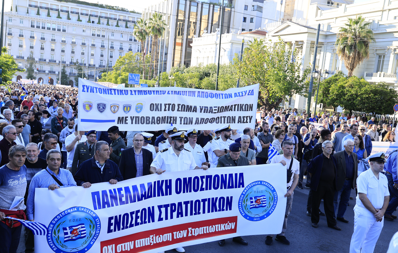 Στρατιωτικοί κατακλύζουν το κέντρο της Αθήνας &#8211; «Μας χρωστάτε πολλά, δεν σας χρωστάμε τίποτα»