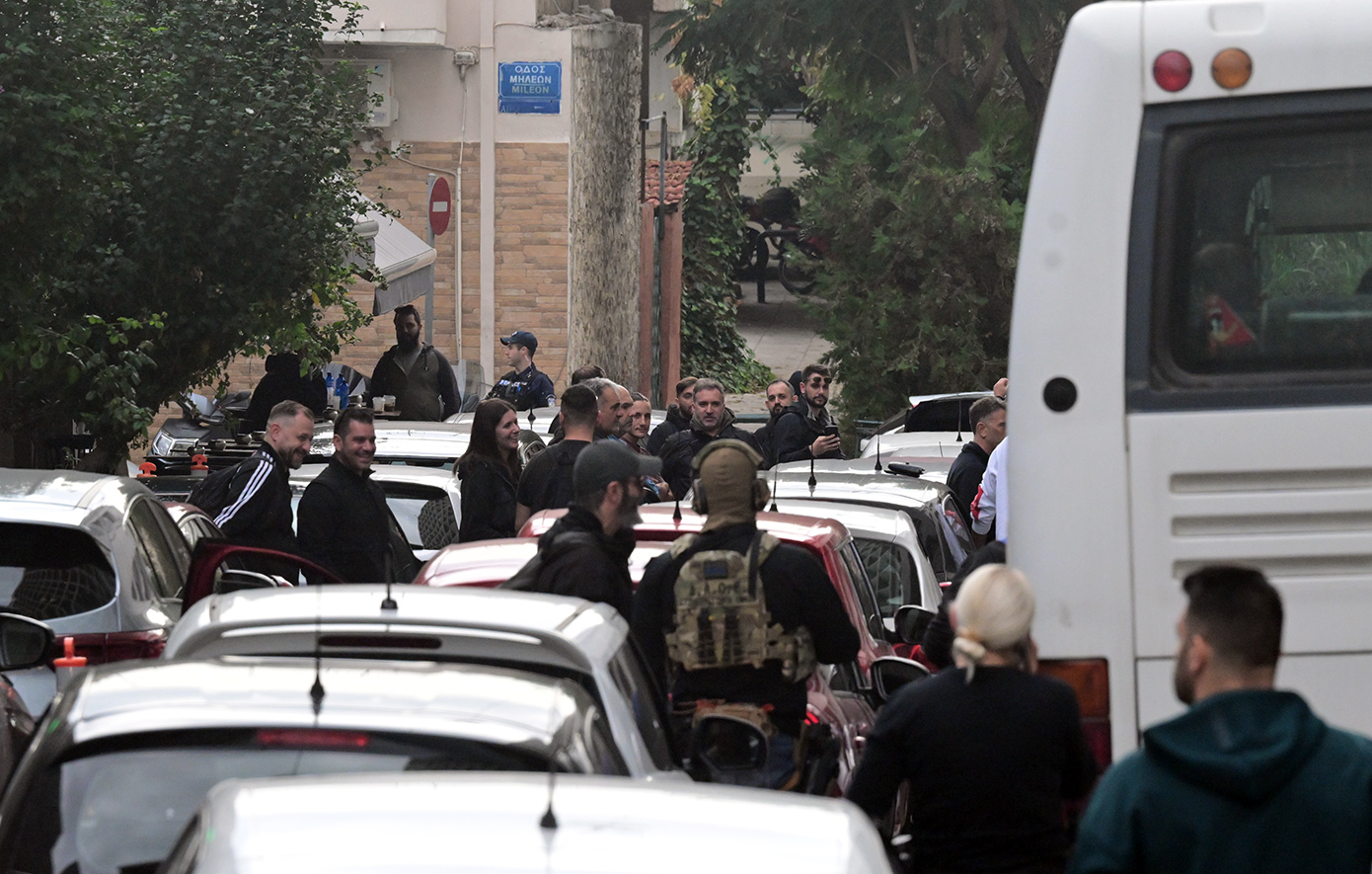 Η κινηματογραφική άφιξη των συλληφθέντων για το σκάνδαλο του ΟΠΕΚΕΠΕ στη ΓΑΔΑ – Κομβόι 24 αυτοκινήτων με τους 34 από τους 37