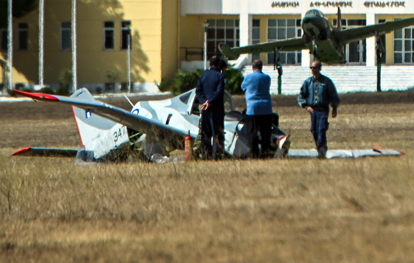 Έπεσε εκπαιδευτικό αεροσκάφος στο Τατόι, δύο τραυματίες &#8211; Βίντεο και φωτογραφίες από το σημείο του ατυχήματος