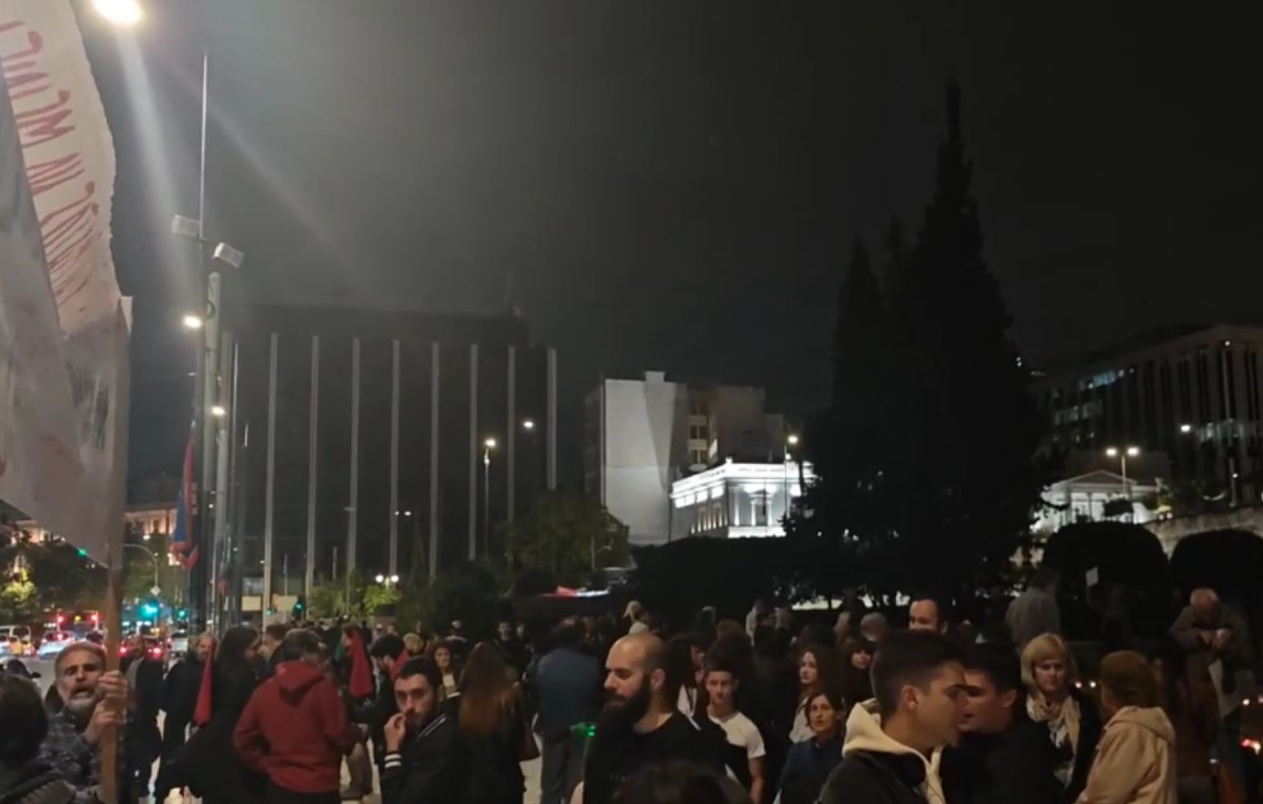 Ξεκίνησε η συγκέντρωση διαμαρτυρίας για τα Τέμπη στο Σύνταγμα &#8211; Πολίτες στο πλευρό των οικογενειών των θυμάτων