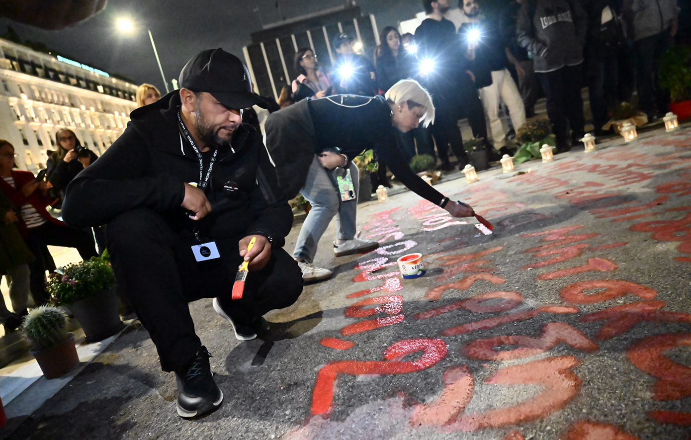 «Θα είμαστε εδώ μέχρι να δικαιώσουμε τα παιδιά», λένε συγγενείς θυμάτων του δυστυχήματος των Τεμπών που έγραψαν ξανά τα ονόματα στη Βουλή
