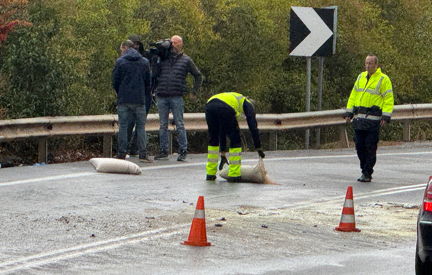Τρεις νεκροί και δύο σοβαρά τραυματίες στη φονική καραμπόλα στο ύψος των Αφιδνών