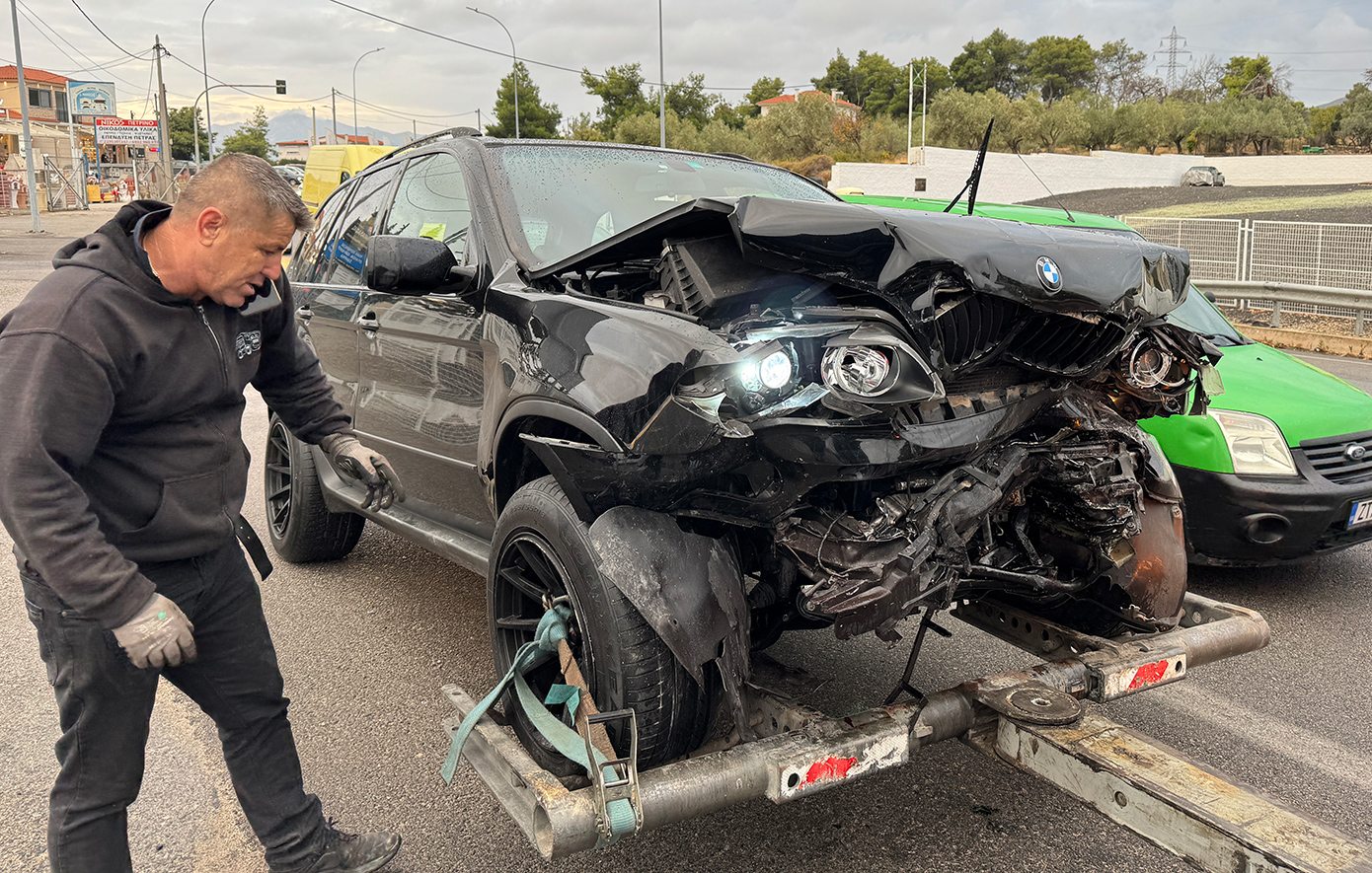 Τρεις νεκροί και δύο σοβαρά τραυματίες στη φονική καραμπόλα στο ύψος των Αφιδνών