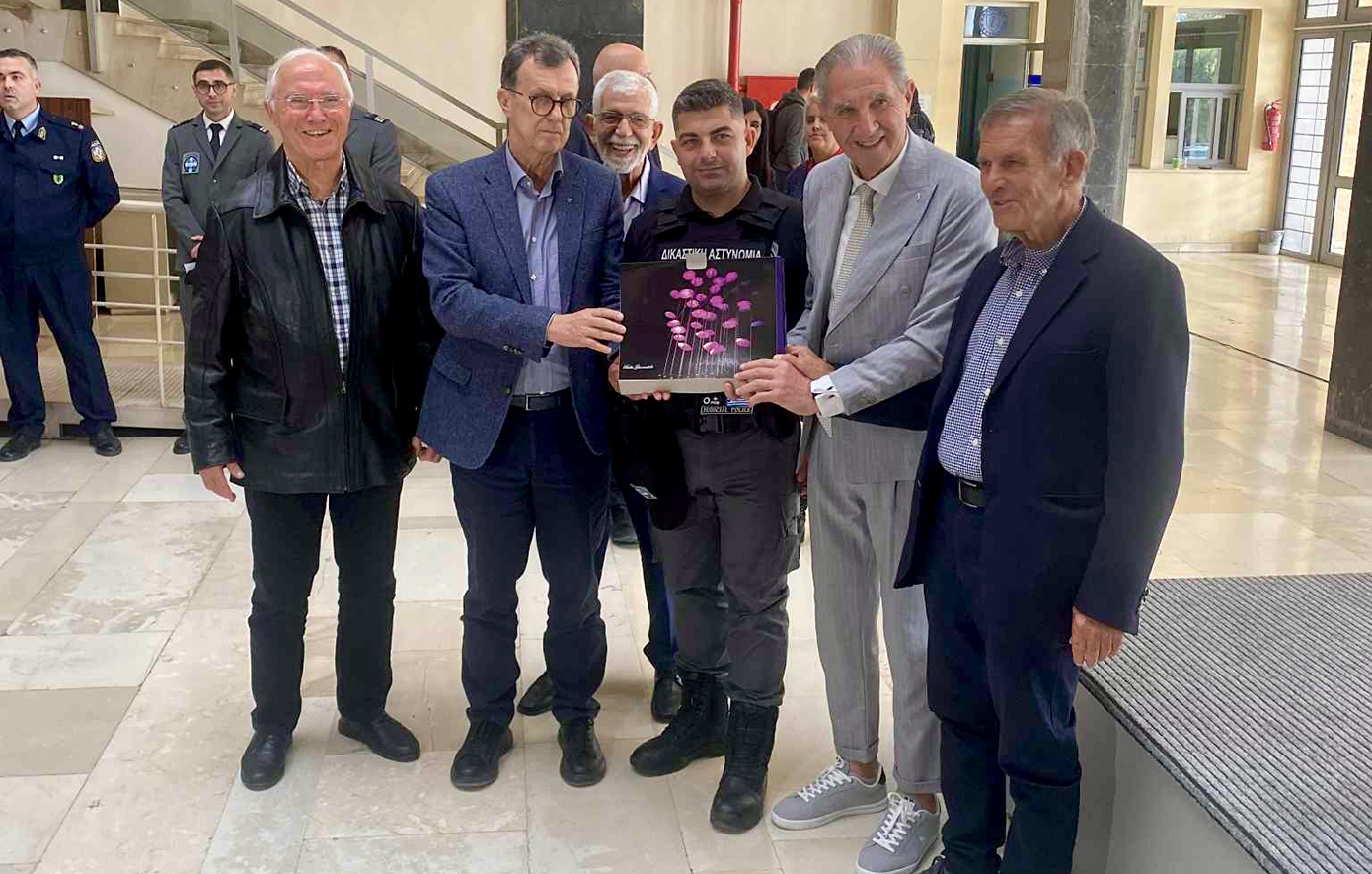 Αστυνομικός που έσωσε 15χρονο από φλεγόμενο διαμέρισμα στη Θεσσαλονίκη, τιμήθηκε σήμερα στο Δικαστικό Μέγαρο